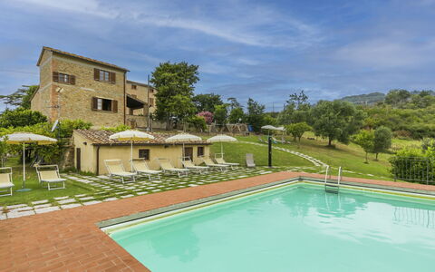 Volterra 647: Water, Lucht, Fabriek, Wolk, Eigendom, Gebouw, Zwembad, Azure, Boom, Venster
