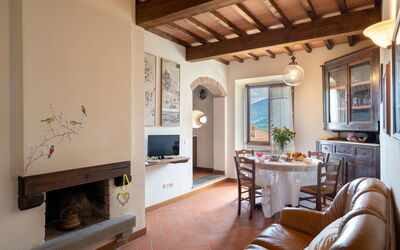 Vigna la Corte 612.6: Meubilair, Bankstel, Fotolijst, Kamerplant, Tafel, Interieur Ontwerp, Hout, Verlichting, Woonkamer, Flooring