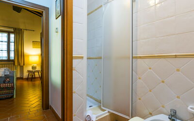 Giuggiolo - Giuggiolo 3 618.5: Kraan, Loodgieterswerkinrichting, Wastafel, Venster, Gebouw, Wastafel In De Badkamer, Hout, Verlichting, Badkamer