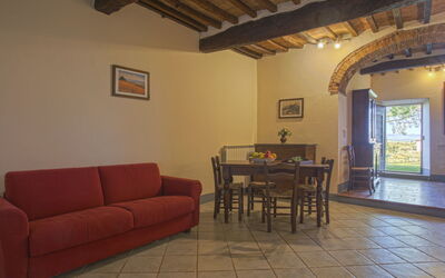 Campiglia 617.4: Meubilair, Tafel, Fotolijst, Bankstel, Venster, Hout, Verdieping, Flooring, Woonkamer, Gebouw