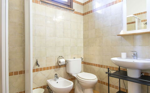 Cecina 609: Badkamer, Eigendom, Kamer, Tegel, Toilet, Loodgieterswerkinrichting, Muur, Interieur Ontwerp, Badkamer Accessoire, Architectuur