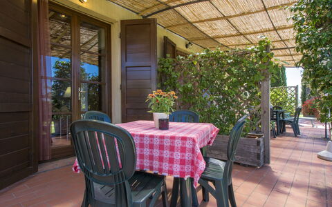 Cecina 609: Eigendom, Gebouw, Onroerend Goed, Kamer, Veranda, Patio, Tafel, Meubilair, Buitentafel, Restaurant
