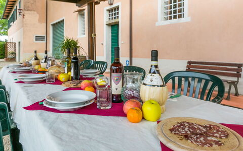 Casa Girasole (Smn101): Voedsel, Tafel, Tableware, Meubilair, Venster, Bord, Dishware, Tafelkleed, Fles, Stoel