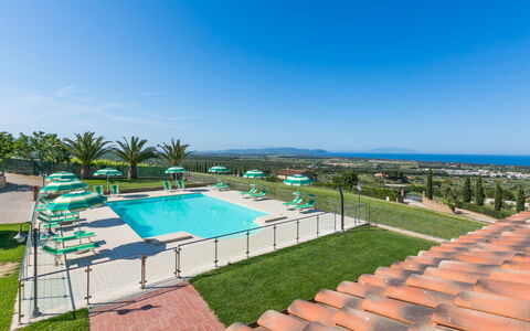 San Vincenzo 631: Lucht, Water, Zwembad, Boom, Fabriek, Schaduw, Stedelijk Ontwerp, Condominium, Gebouw, Gras