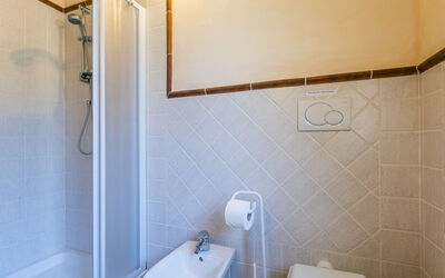 Il Corbezzolo 631.1: Loodgieterswerkinrichting, Eigendom, Kraan, Badkamer, Purper, Interieur Ontwerp, Douche, Wastafel In De Badkamer, Douchekop, Verdieping