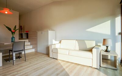 Twoo-Room Comfort 610.3: Meubilair, Bankstel, Comfort, Tafel, Hout, Verlichting, Flooring, Interieur Ontwerp, Woonkamer, Gebouw