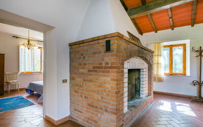 Fattoria Petraglia - Padronale 602.3: Venster, Hout, Interieur Ontwerp, Woonkamer, Gebouw, Hal, Beits, Verdieping, Flooring, Straal