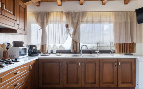 Castagno: Countertop, Cabinetry, Meubilair, Eigendom, Gootsteen, Gebouw, Venster, Wastafel, Hout, Kraan