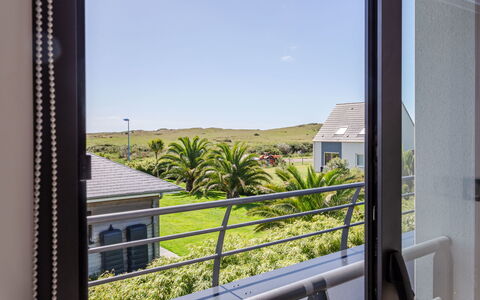 Pirou Beach: Gebouw, Lucht, Fabriek, Venster, Schaduw, Huis, Interieur Ontwerp, Hout, Verblijf