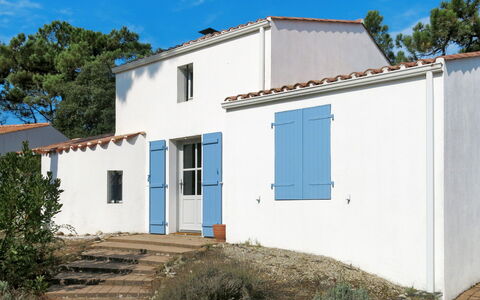 Les Brisans: Eigendom, Huis, Blauw, Gebouw, Huis, Onroerend Goed, Muur, Facade, Architectuur, Woongebied