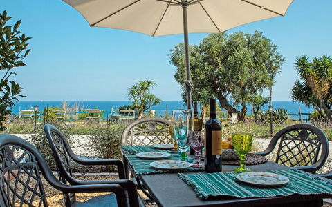 San Lorenzo al Mare 645: Paraplu, Eigendom, Tafel, Meubilair, Patio, Buitentafel, Kamer, Onroerend Goed, Schaduw, Vrije Tijd