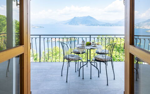 Stresa 613: Eigendom, Kamer, Huis, Balkon, Meubilair, Gebouw, Vakantie, Interieur Ontwerp, Onroerend Goed, Venster