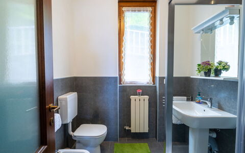 Stresa 613: Wastafel, Eigendom, Spiegel, Loodgieterswerkinrichting, Kraan, Groen, Badkamer, Wastafel In De Badkamer, Architectuur
