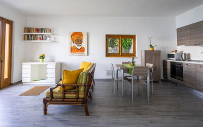 Tramonto (Sea116) 613.3: Kamer, Meubilair, Verdieping, Interieur Ontwerp, Eigendom, Woonkamer, Geel, Gebouw, Tafel, Flooring