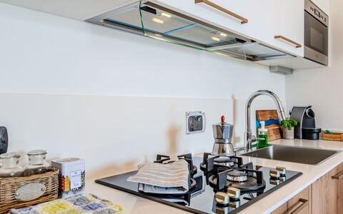 San Vincenzo: Cabinetry, Gootsteen, Gebouw, Kraan, Countertop, Wastafel, Fornuis, Toestel Van De Keuken, Keuken, Cooktop