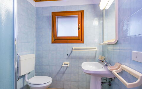 Grado 653: Spiegel, Wastafel, Kraan, Eigendom, Loodgieterswerkinrichting, Wastafel In De Badkamer, Purper, Gebouw, Badkamer, Blauw