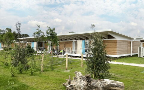 Bibione 653: Wolk, Fabriek, Lucht, Gebouw, Boom, Land Lot, Venster, Gras, Huis, Landschap