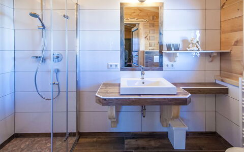 Forstau 601: Badkamer, Kamer, Eigendom, Interieur Ontwerp, Tegel, Meubilair, Muur, Loodgieterswerkinrichting, Gebouw, Verdieping