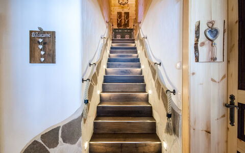 Forstau 601: Trap, Eigendom, Gebouw, Muur, Kamer, Verdieping, Huis, Interieur Ontwerp, Hout, Plafond