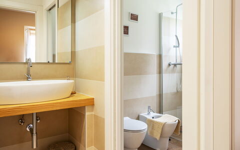 Di Pipot: Badkamer, Kamer, Eigendom, Interieur Ontwerp, Loodgieterswerkinrichting, Muur, Architectuur, Gebouw, Tegel, Kraan