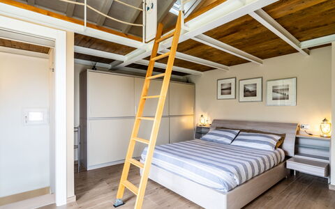 Di Pipot: Bed, Kamer, Slaapkamer, Meubilair, Eigendom, Bed Frame, Gebouw, Geel, Zolder, Plafond