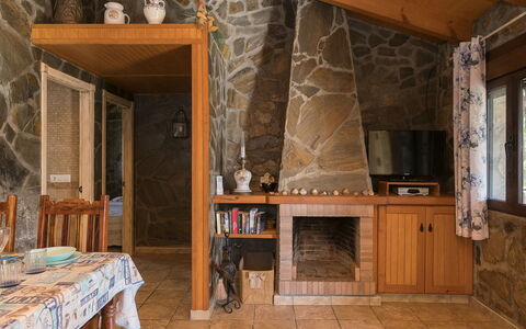 De Piedra: Tafel, Meubilair, Cabinetry, Hout, Verdieping, Interieur Ontwerp, Flooring, Stoel, Beits, Keuken