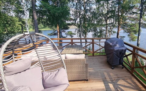 Kiviranta: Hout, Meubilair, Buitenmeubels, Dek, Hardwood, Stoel, Buitentafel, Schaduw, Beits, Houten Vloer
