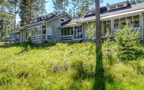 Karjalan Heili 17: Meubilair, Stoel, Buitenmeubels, Tafel, Hout, Buitentafel, Keuken En Eettafel, Schaduw, Tuin, Paraplu
