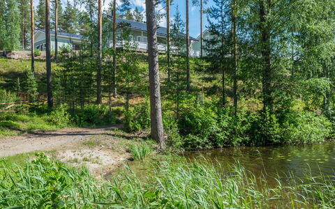 Saunaharju 3: Meubilair, Stoel, Buitenmeubels, Tafel, Hout, Buitentafel, Keuken En Eettafel, Schaduw, Tuin, Paraplu