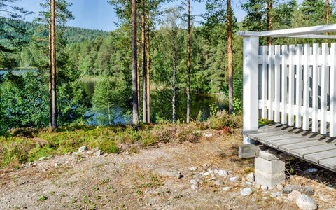 Saunaharju 3: Meubilair, Stoel, Buitenmeubels, Tafel, Hout, Buitentafel, Keuken En Eettafel, Schaduw, Tuin, Paraplu