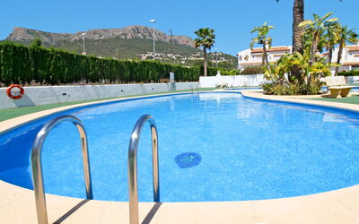 Calpe Calp 1075: Water, Lucht, Eigendom, Zwembad, Fabriek, Azure, Schaduw, Gebouw, Boom, Zwemwater