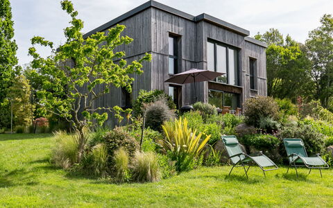 Ty Coat: Fabriek, Eigendom, Plantengemeenschap, Gebouw, Lucht, Wolk, Venster, Natuurlijk Landschap, Boom, Land Lot