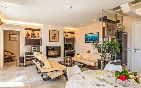 Ty Pors Ar Pagn: Meubilair, Interieur Ontwerp, Bankstel, Flooring, Verdieping, Plafond, Woonkamer, Kamer, Hout, Televisie