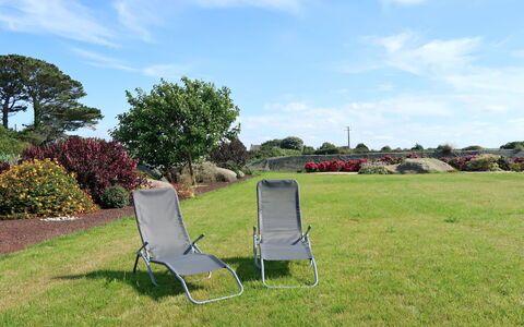 L'Oasis: Eigendom, Gras, Lucht, Gazon, Stoel, Boom, Klapstoel, Land Lot, Onroerend Goed, Meubilair