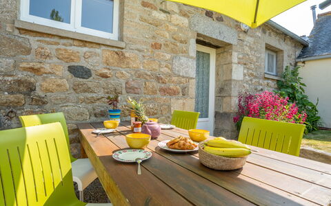 Les Azalées: Tafel, Fabriek, Meubilair, Venster, Eigendom, Tableware, Gebouw, Bloempot, Geel, Hout