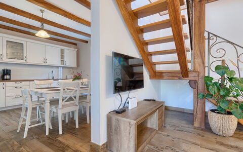 The Mulberry Stonehouse: Kamer, Eigendom, Gebouw, Interieur Ontwerp, Huis, Meubilair, Verdieping, Plafond, Houten Vloer, Straal