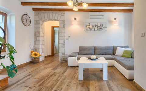 The Mulberry Stonehouse: Kamer, Woonkamer, Eigendom, Interieur Ontwerp, Houten Vloer, Verdieping, Meubilair, Gebouw, Plafond, Hardwood