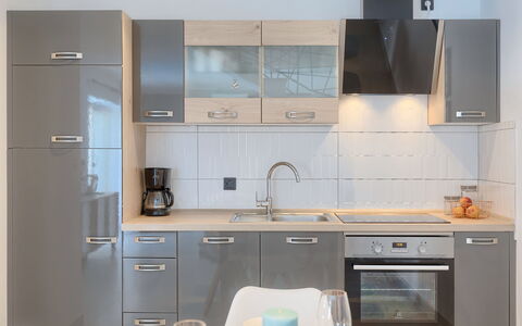 Villa Karmen: Kraan, Cabinetry, Wastafel, Gootsteen, Meubilair, Countertop, Loodgieterswerkinrichting, Fornuis, Toestel Van De Keuken, Keuken