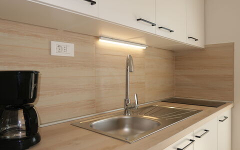 Barbara: Gootsteen, Wastafel, Countertop, Kraan, Cabinetry, Keuken, Loodgieterswerkinrichting, Gebouw, Toestel Van De Keuken, Fornuis