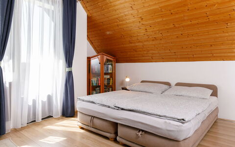 Antal: Slaapkamer, Interieur Ontwerp, Bed, Flooring, Hout, Verdieping, Meubilair, Laken, Bedding, Textiel