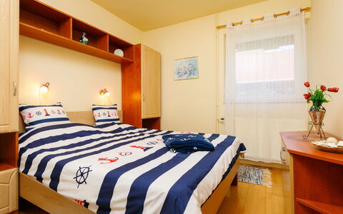 Toth: Meubilair, Gebouw, Comfort, Cabinetry, Venster, Bed Frame, Hout, Bed, Verdieping