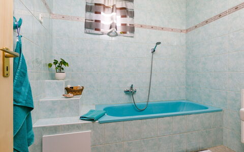 Toth: Eigendom, Loodgieterswerkinrichting, Kraan, Blauw, Azure, Bad, Badkamer, Interieur Ontwerp, Purper, Flooring