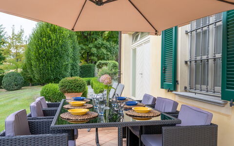 Villa Carlotta: Tafel, Fabriek, Meubilair, Eigendom, Schaduw, Stoel, Interieur Ontwerp, Buitenmeubels, Verlichting, Gebouw