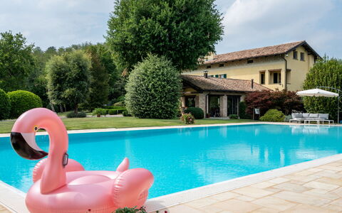 Villa Carlotta: Water, Lucht, Fabriek, Wolk, Natuur, Azure, Blauw, Gebouw, Boom, Zwembad