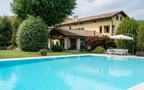 Villa Carlotta: Water, Fabriek, Gebouw, Eigendom, Lucht, Zwembad, Azure, Boom, Wolk, Huis