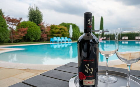 Villa Carlotta: Water, Wolk, Lucht, Fles, Tableware, Drinkware, Zwembad, Barware