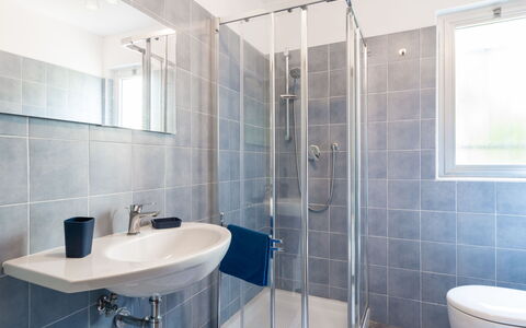 Orizzonte: Badkamer, Eigendom, Kamer, Tegel, Interieur Ontwerp, Architectuur, Onroerend Goed, Gebouw, Loodgieterswerkinrichting, Kraan