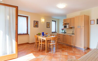 Corte Camaldoli 713.3: Tafel, Meubilair, Hout, Kamerplant, Stoel, Woonkamer, Flooring, Verdieping, Hardwood