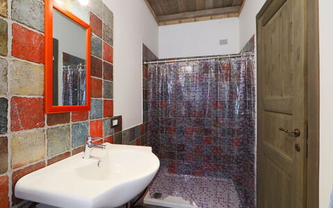 Oliviola: Kamer, Eigendom, Badkamer, Muur, Gebouw, Onroerend Goed, Huis, Interieur Ontwerp, Verdieping, Tegel