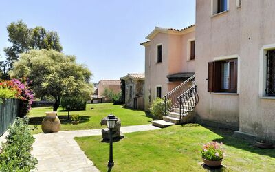 San Teodoro 725: Fabriek, Gebouw, Lucht, Venster, Eigendom, Boom, Bloem, Bloempot, Land Lot, Gras